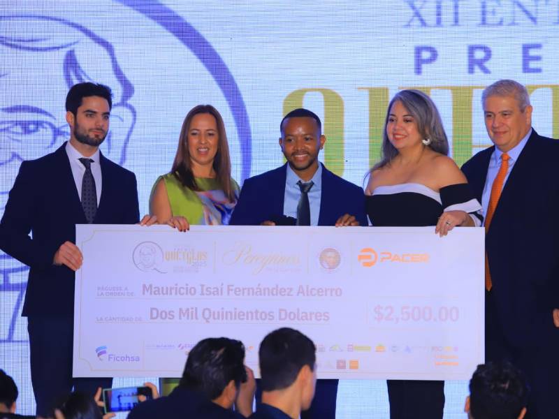 Mauricio Fernández, de Semillas Triunfadoras recibió reconocimiento en la noche de gala.