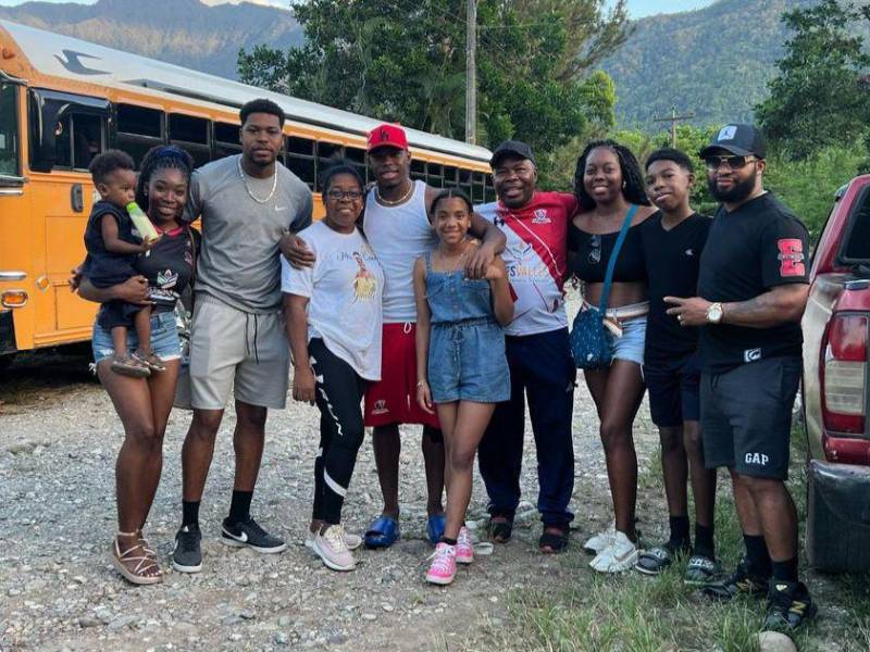 Yahir Padilla junto a sus padres y hermanos (a)