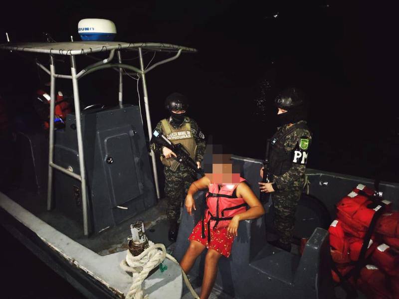 La Policía Militar de Honduras trasladaron a la salvadoreña al punto fronterizo de El Amatillo, dónde fue entregada a autoridades de El Salvador.