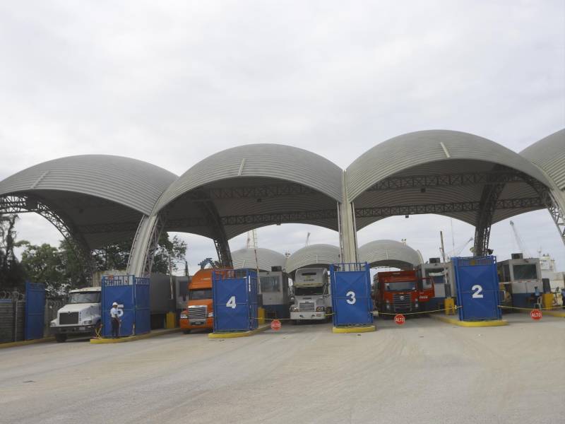 Camiones salen del Puerto Santo Tomás de Castilla, Guatemala.