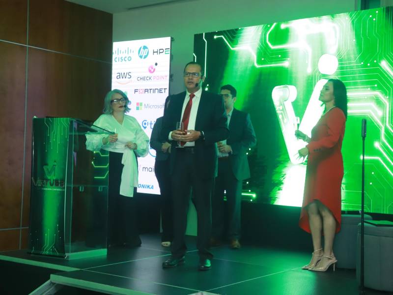 Los representantes de Virtus 24 celebraron con un brindis.