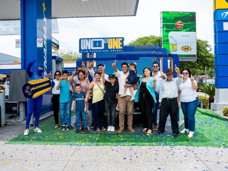 Representantes de Estaciones de Servicio UNO y Tiendas Pronto participaron en la entrega del Nissan Magnite Advance al ganador del cuarto sorteo de la promoción.