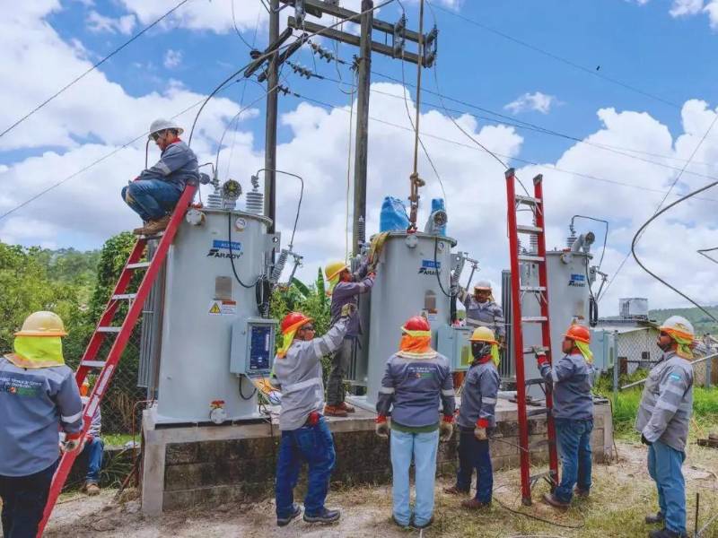Personal técnico de la Enee trabaja en la instalación de transformadores de potencia, necesarios para la transmisión de energía.