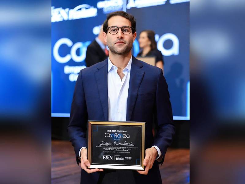 Rodrigo Canahuati, en representación de su padre Jorge Canahuati, con el merecido reconocimiento.