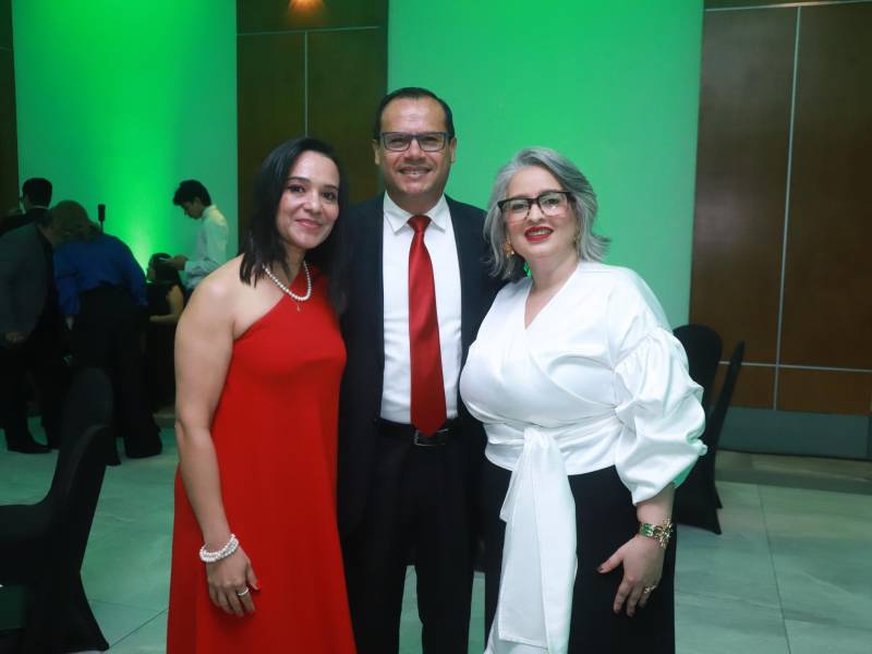 Tania Paz David con Edgardo Espinal y Marcela Garay.