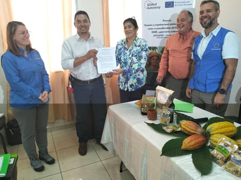 La firma del convenio contó con la presencia de la delegación de la Unión Europea en Honduras, encabezada por su jefa de cooperación, Cristina Marín, así como representantes de las organizaciones beneficiarias, la universidad y socios estratégicos.