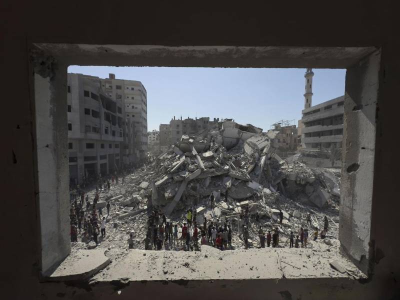 El Ejército israelí destruyó este lunes la Torre Ghafri en la zona portuaria de la ciudad de Gaza: el edificio más alto del enclave con un total de 18 plantas y 60 apartamentos. EFE