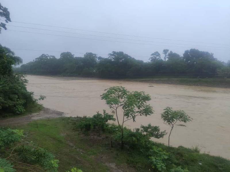 Los principales ríos del litoral Atlántico inundan a su paso comunidades enteras por la falta de bordos.
