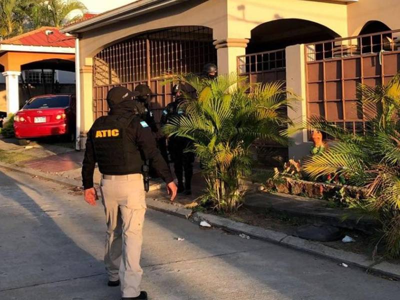 Foto de archivo del MP. Imagen de un allanamiento realizado por miembros de la ATIC.