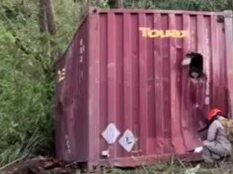 Contenedor de la rastra que quedó encima del bus con pasajeros tras el fuerte accidente en la cuesta Los Limones, en Quimistán, Santa Bárbara.