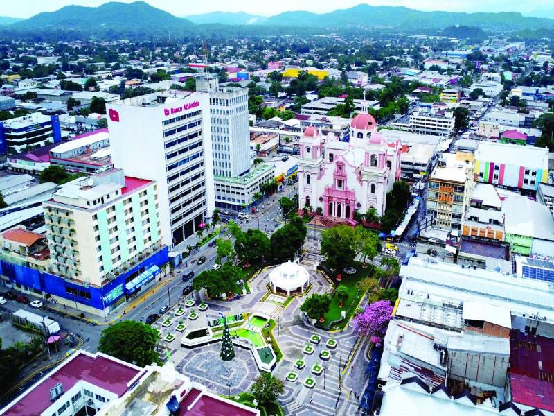 Toma aérea de San Pedro Sula, donde se aprecia el parque central y la catedral. Foto: LA PRENSA