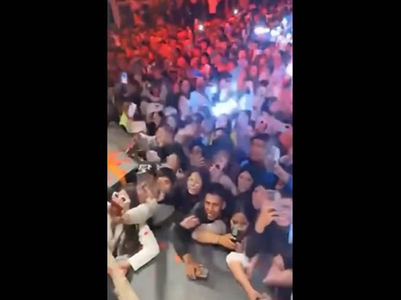 Varios videos que circulan en internet muestran el momento trágico.