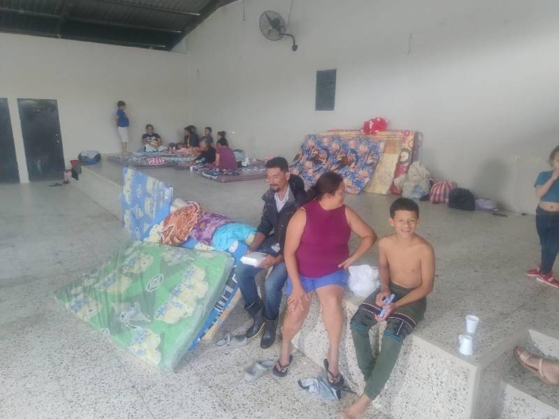 En Arizona, uno de los municipios más afectados del litoral Atlántico, varias familias fueron trasladadas a albergues luego de que el río Leán inundara sus viviendas.