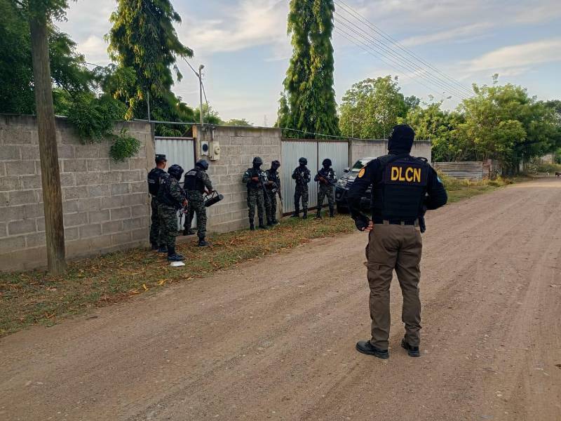 Agentes antidrogas y Policía Militar durante los allanamientos.