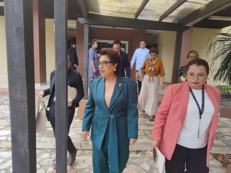 La presenta de la Corte Suprema de Justicia, Ráquel Obando, en su visita a La Ceiba.