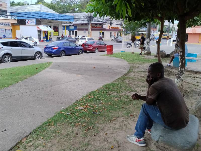 Este hombre es uno de los muchos que se pasea por el centro de la ciudad de La Ceiba en la indigencia.