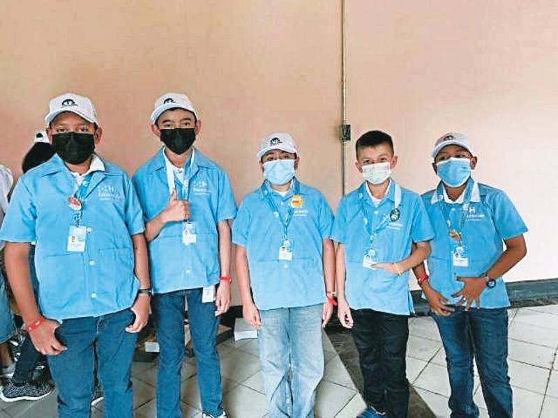 <b><span class=mln_uppercase_mln>Sistema.</span></b> Esta será la nueva gabacha azul turquesa que deberán utilizar en 2023 los estudiantes de centros educativos seleccionados.