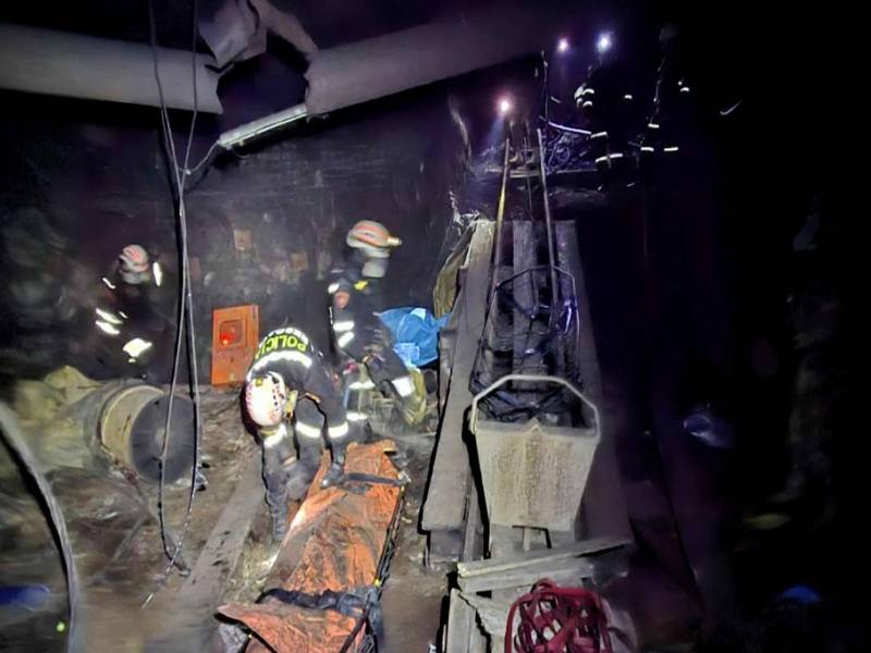 Fotografía difundida ayer domingo por la Policía Nacional de Perú que muestra el interior de la mina de oro Poderosa, en Pataz (Perú). EFE/Policía Nacional de Perú.