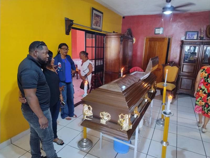 Aurelio Martínez es velado en su casa de habitación. Esta noche será llevado a Odeco para un homenaje.