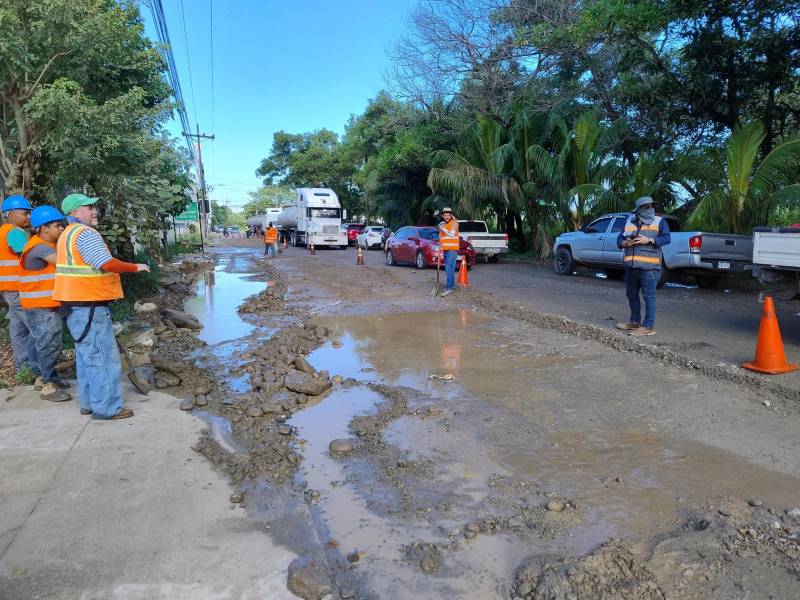 Tres empresas han intentado reparar la calle al muelle desde inicios de diciembre, y la calle sigue en mal estado.