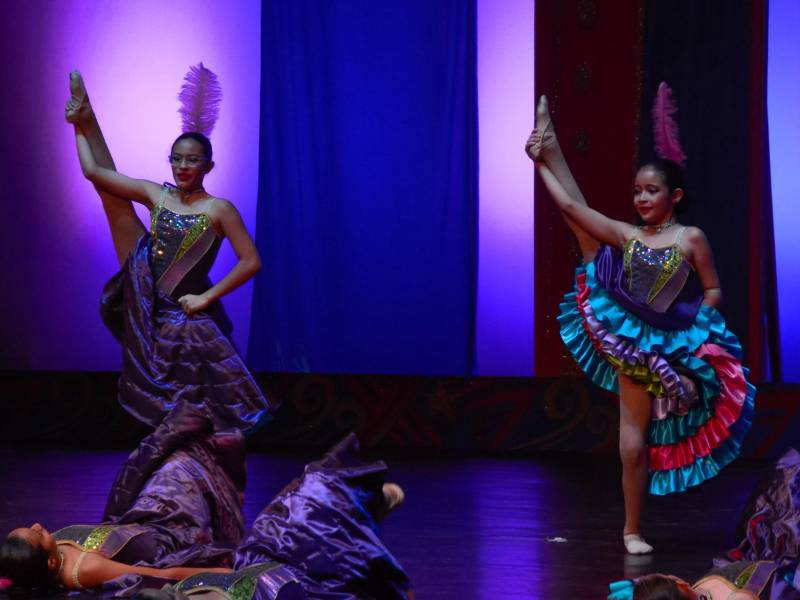 Con gracias y dominio escénico las alumnas se lucieron en el escenario.