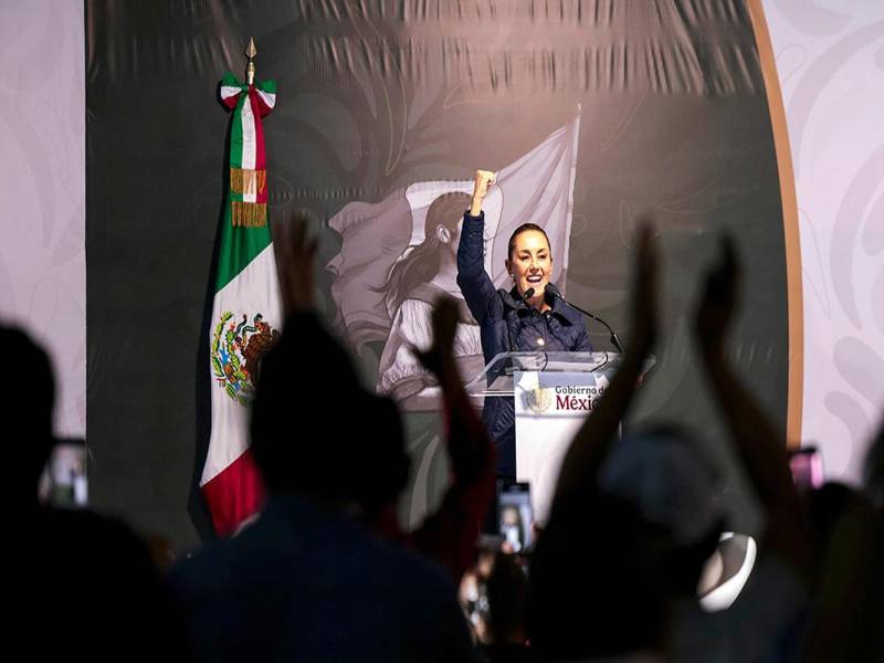 Fotografía cedida por la presidencia de México de la mandataria mexicana, Claudia Sheinbaum, durante un acto protocolario este domingo, en la ciudad de Hermosilo (México). EFE