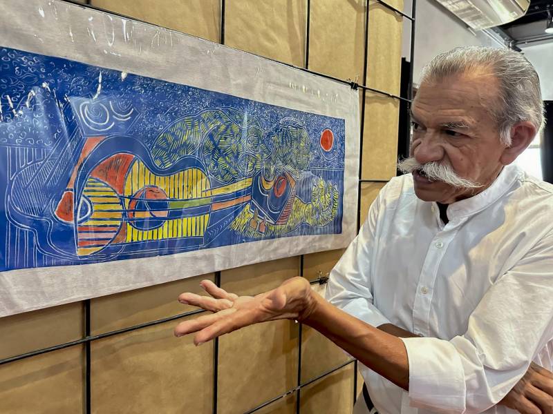 El artista hondureño Gustavo Armijo habla de sus grabados en una entrevista con EFE el 13 de marzo de 2024, en Tegucigalpa (Honduras).