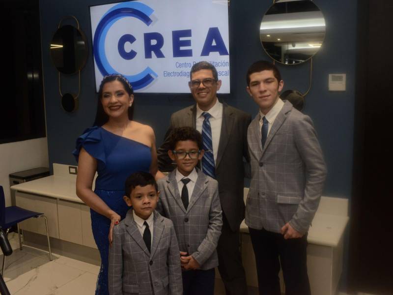 Familia: Doctora Myriam Abascal junto a su esposo, Dr. Hugo Martínez y Víctor Hugo, Hugo y Enrique Martínez.