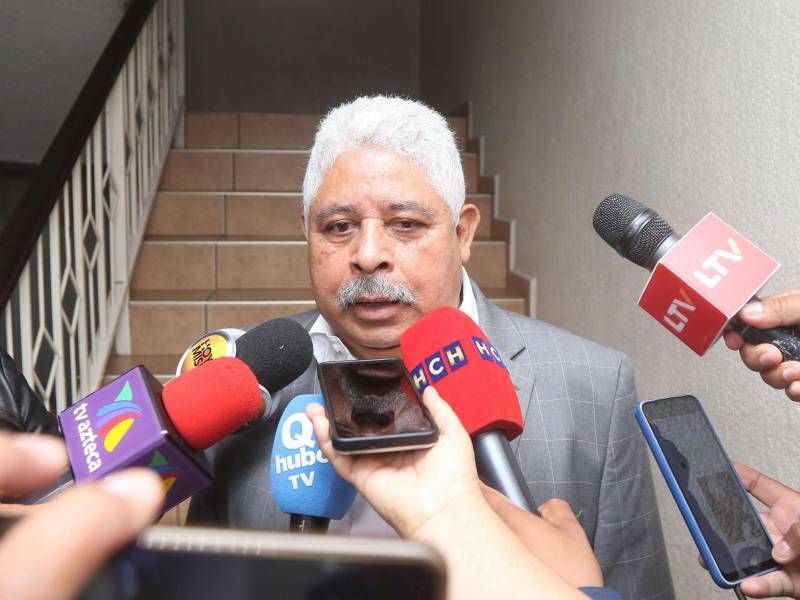 El exasesor presidencial, Marvin Ponce, dando declaraciones a los medios de comunicación.