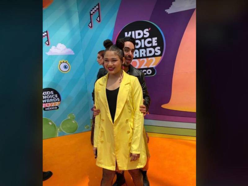 Cesia Sáenz y Andrés en los Kids’ Choice Awards México 2022.