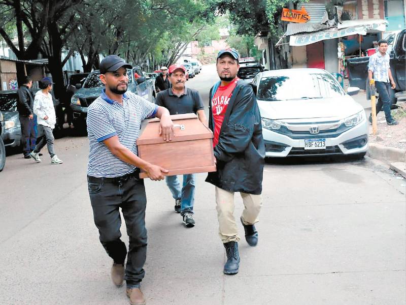 <b><span class=mln_uppercase_mln>Morgue.</span></b> Familiares reclamaron el cuerpo de Francisco Rosales.