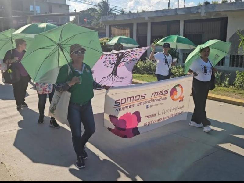 Movilización en Choloma, Cortés, en defensa de los derechos humanos de las mujeres en Honduras. Una de tantas en las que ha participado Zoila Lagos, fundadora y directora de APOMUH, que cumple 23 años de servicio sin fines de lucro.