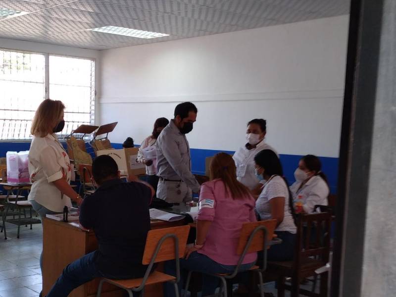 Carlón Ardón, candidato a la alcaldía de Choluteca por la Alianza Patriótica Hondureña, ejerce su voto.