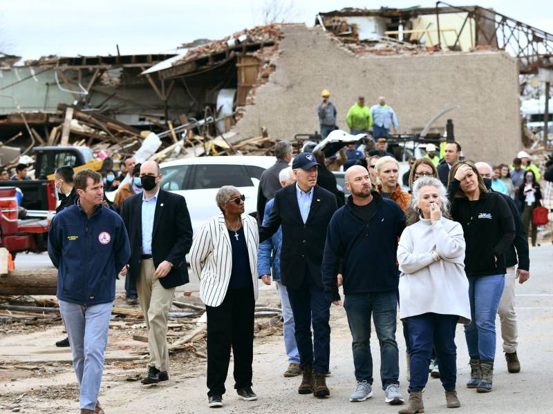 Biden recorrió Mayfield, una ciudad arrasada casi por completo por el potente tornado.