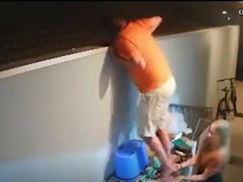 VIDEO: Hombre recibe disparo en la cabeza por subir a muro a chismear