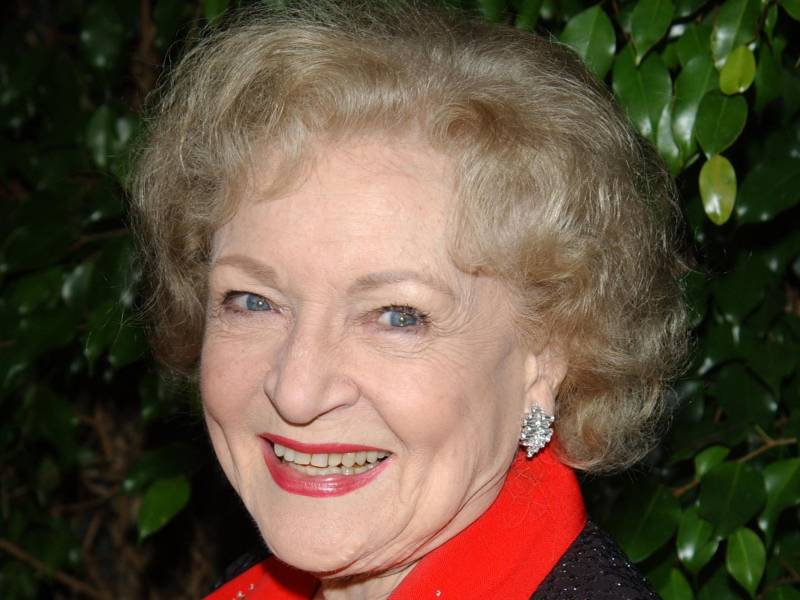 Hollywood y el mundo del espectáculo en Estados Unidos se unieron en el último día de 2021 para despedir y rendir tributo a Betty White, la legendaria actriz de “The Golden Girls” (1985-1992) que falleció este viernes a los 99 años.