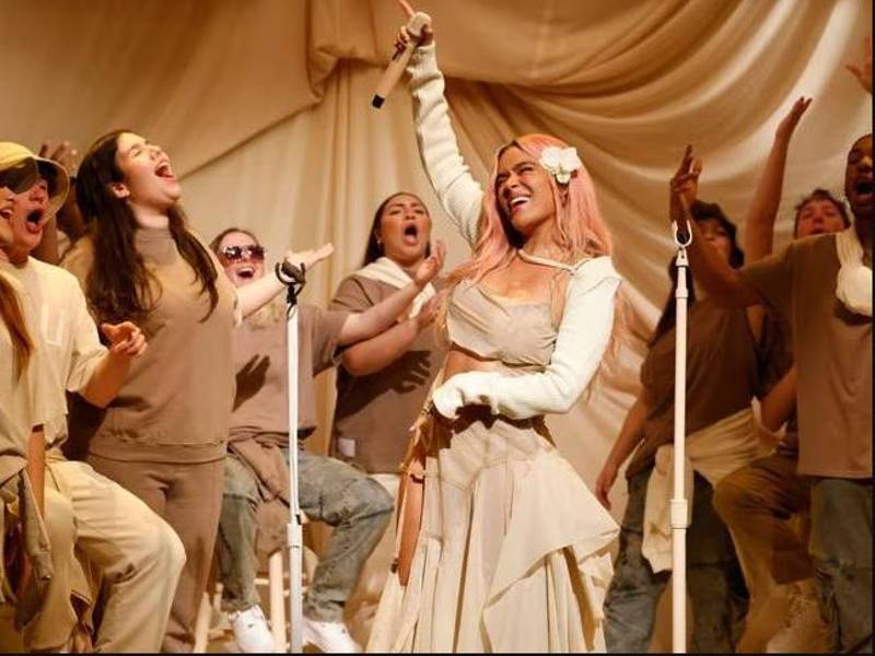 Karol G triunfa en una noche de homenajes en los Latin American Music Awards