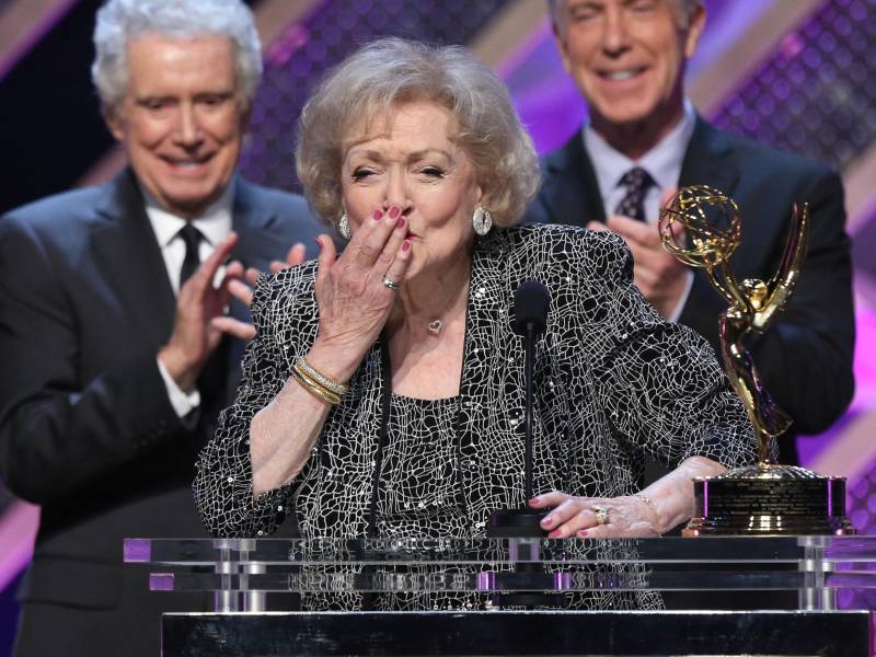 En esta foto de archivo tomada el 26 de abril de 2015, la actriz Betty White acepta el premio Daytime Emmy Lifetime Achievement Award en el escenario durante la 42 edición anual de los premios Daytime Emmy.