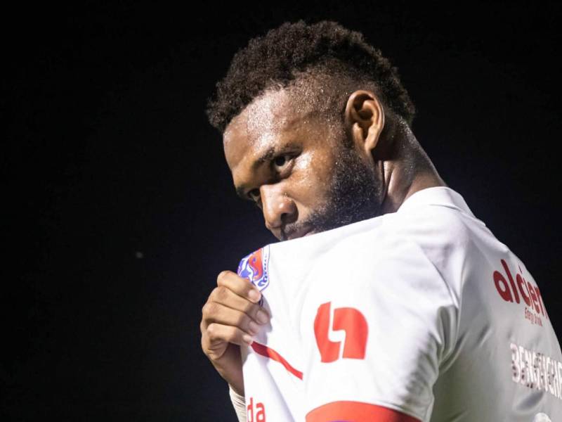 Jorge Benguché besó el escudo del Olimpia en el festejo de uno de sus dos goles marcados en la paliza de 7-2 ante CD Choloma.