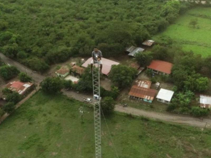 La comunidad de El Carril, en Olanchito, Yoro, no salía del asombro. Un hombre que padece problemas psiquiátricos y epilepsia estaba subido en una antena de transmisión de radio.