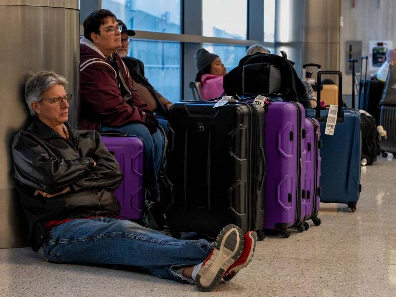 Miles de viajeros no pudieron reencontrarse con sus familias tras las cancelaciones de vuelos por la tormenta invernal que azota gran parte de Estados Unidos.