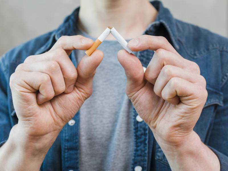 Sépalo. Un método para acostumbrar su cuerpo poco a poco es fumar menos cigarrillos cada día hasta dejar de hacerlo por completo.