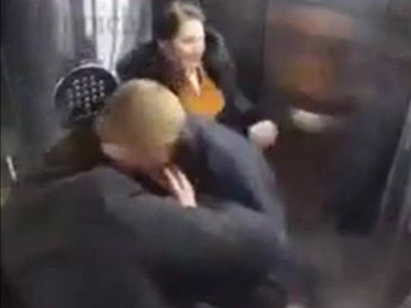 Hombres se van a golpes en un elevador por una mujer