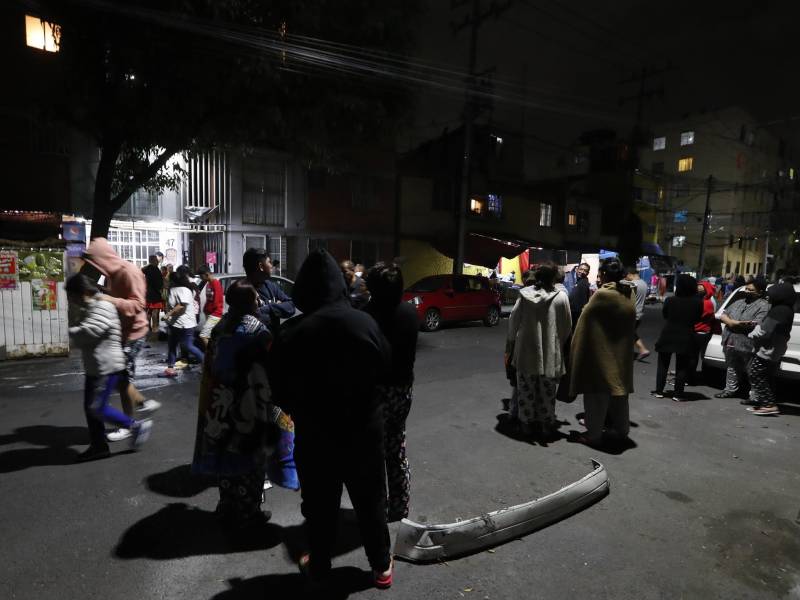 Los mexicanos salieron a las calles en la madrugada tras activarse la alarma sísmica en la capital.