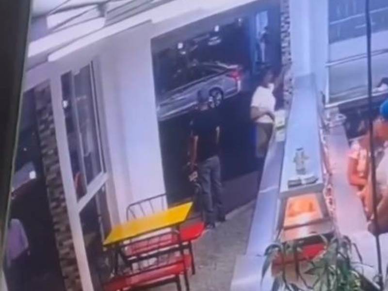 VIDEO: Sicario mata a joven mientras comía pollo frito