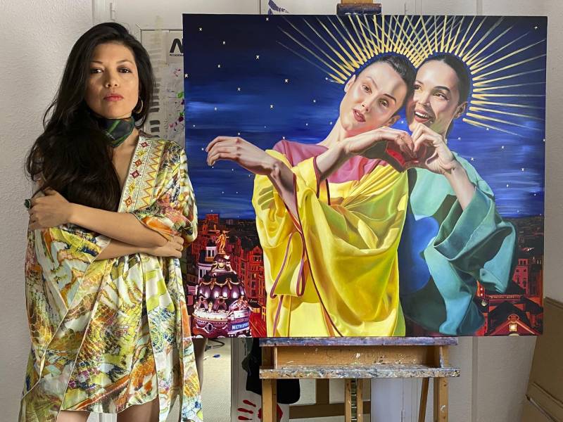 Patricia Nieto posa al lado de su obra “Madrid Noche”, inspirada en Ágatha Ruiz de la Prada.