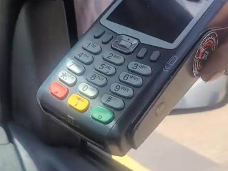 Video: Limpiaparabrisas se hace viral por aceptar pago con tarjeta en la calle