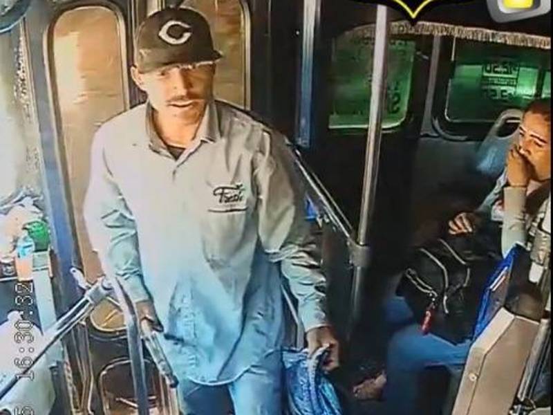 VIDEO: Pasajero agrede a martillazos a conductor de autobús