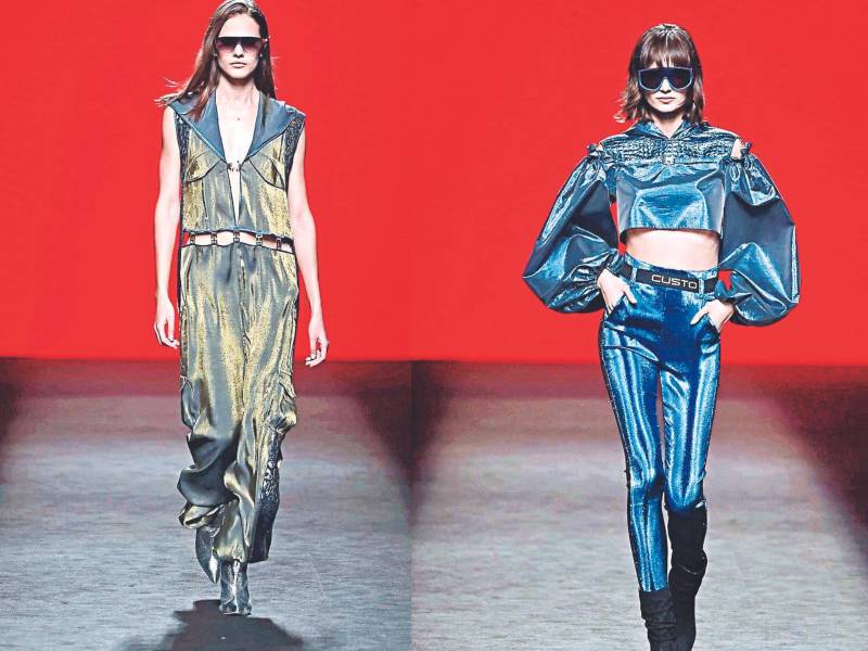 Custo Barcelona: Prendas eclécticas con toques de metal, a la vez que tejidos suaves con aberturas.