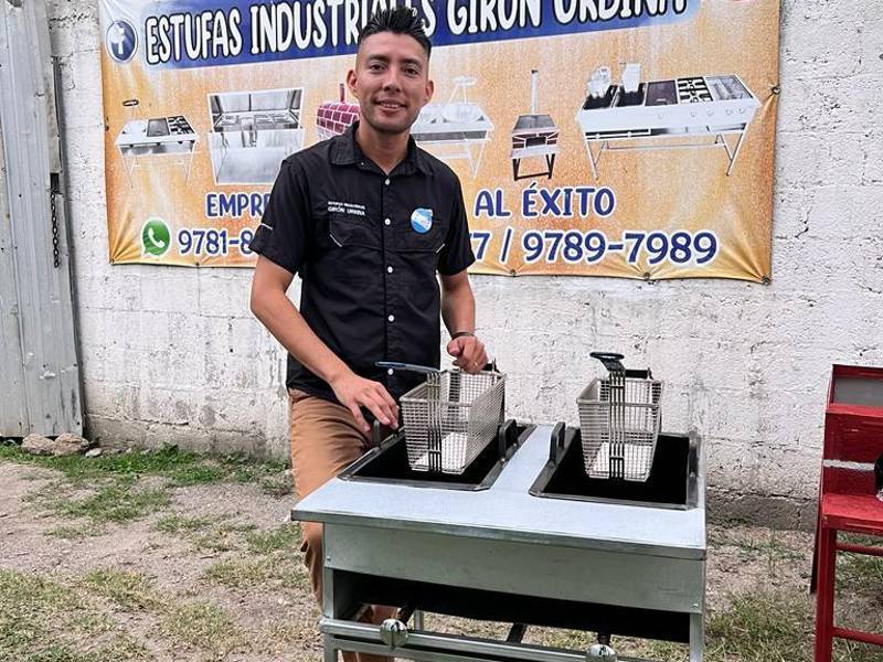 Ricardo Girón en su negocio.